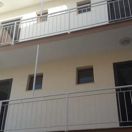 לינה וארוחת בוקר Deniz Kizi Garden *