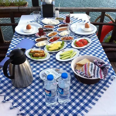 לינה וארוחת בוקר Deniz Kizi Garden *