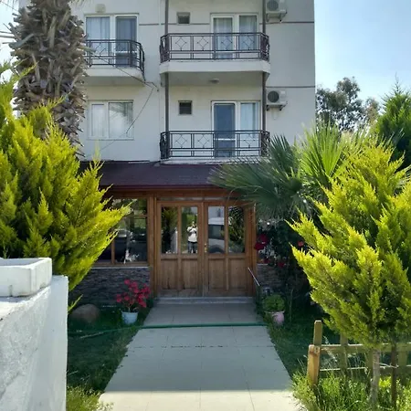 לינה וארוחת בוקר Deniz Kizi Garden