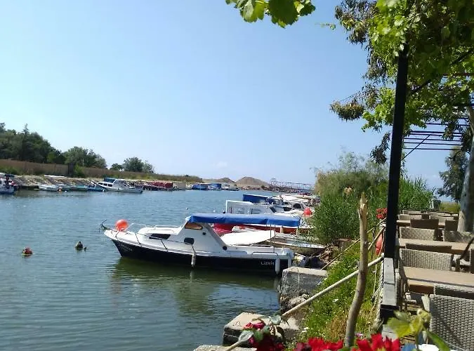 Deniz Kizi Garden Bed & Breakfast